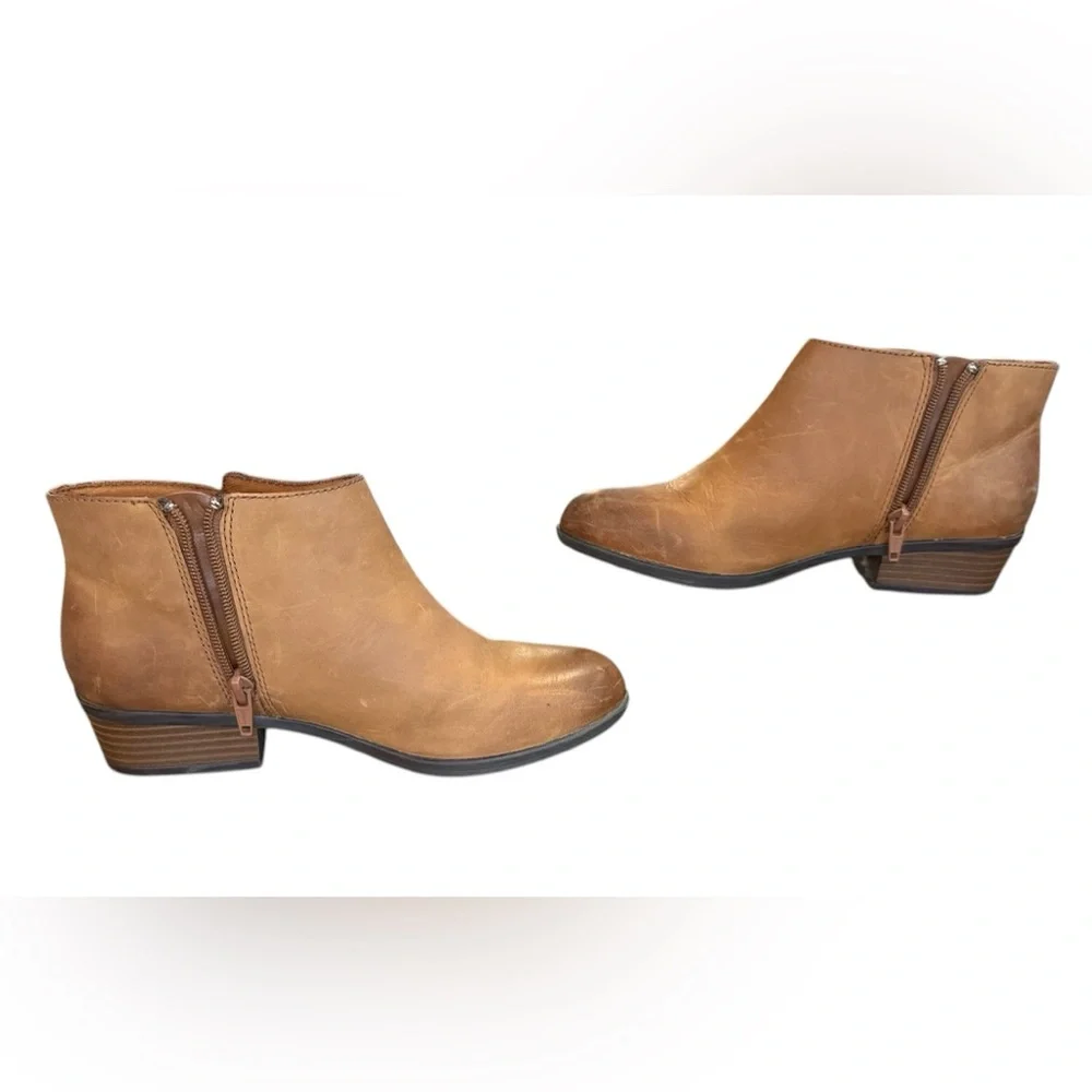 Clarks Addiy Tan Ankle Boots with Low Stacked Heel and Zipper Closure Size 6.5